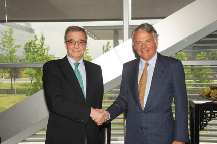 César Alierta, presidente de Telefónica S.A, e Ignacio Garralda, presidente del Grupo Mutua Madrileña durante la firma del acuerdo.