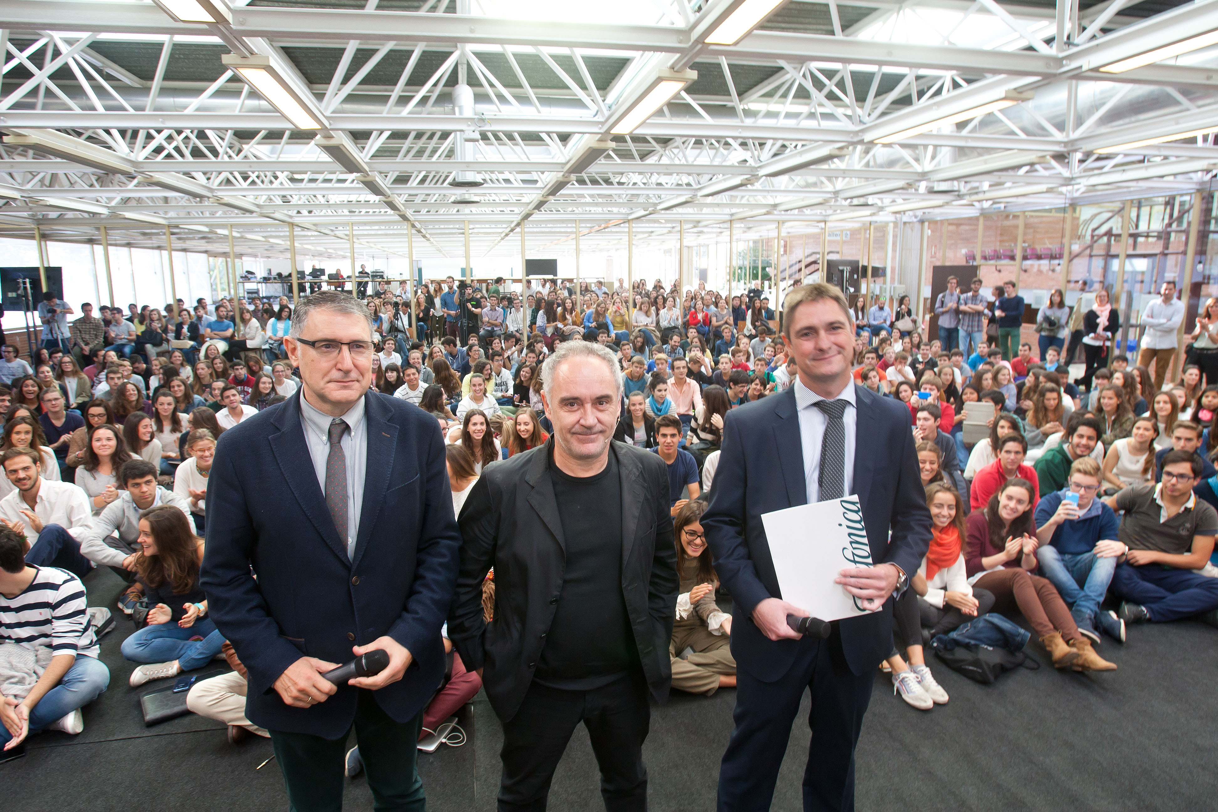 En la imagen de izquierda a derecha, el director de la Escuela de Arquitectura de la Universidad de Navarra, MIguel Ángel Alonso del Val, el chef Ferran Adrià y el director de Telefónica en Navarra, Roberto Mercero.